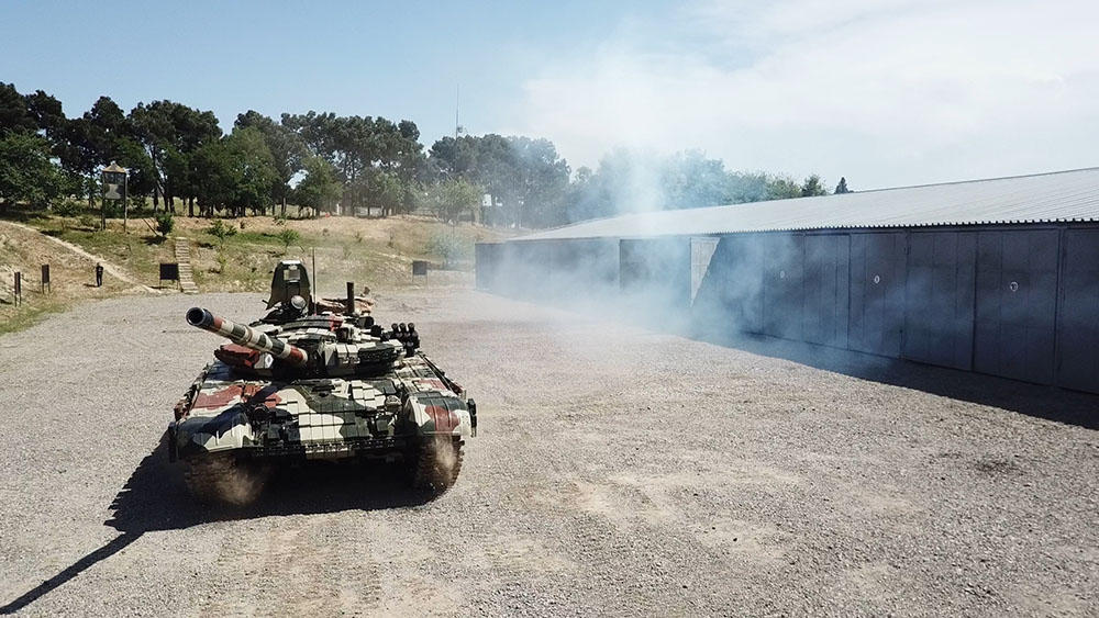 Təlimə cəlb edilmiş tank bölmələri tapşırıqları yerinə yetirirlər (FOTO/VİDEO)