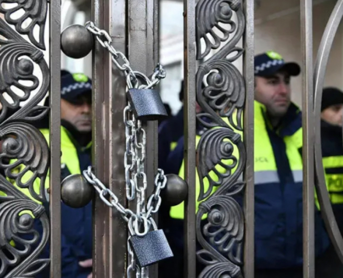 Gürcüstan müxalifəti parlamentin giriş-çıxış qapılarını bağlayıb - Yenilənib