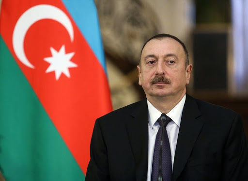 Ильхам Алиев поздравил Эльчина Гулиева в связи с водружением флага Азербайджана на Худаферинском мосту