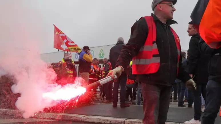 Fransada tətil dalğası yayılır: İctimai işçilər aksiyaya QOŞULDU