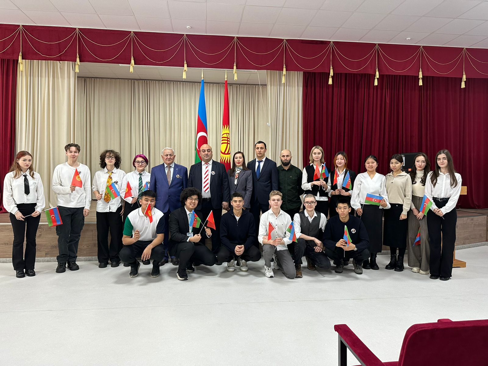 Qırğız Respublikasının paytaxtı Bişkek şəhərində “Heydər Əliyevin həyatının 100 anı” kitabının təqdimatı olub